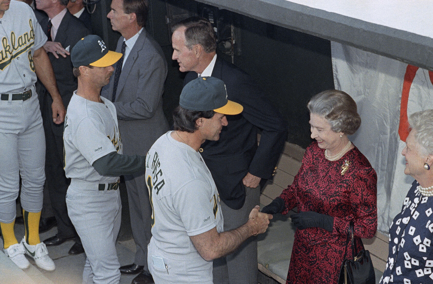 1991: Queen Elizabeth II and President George H.W. Bush